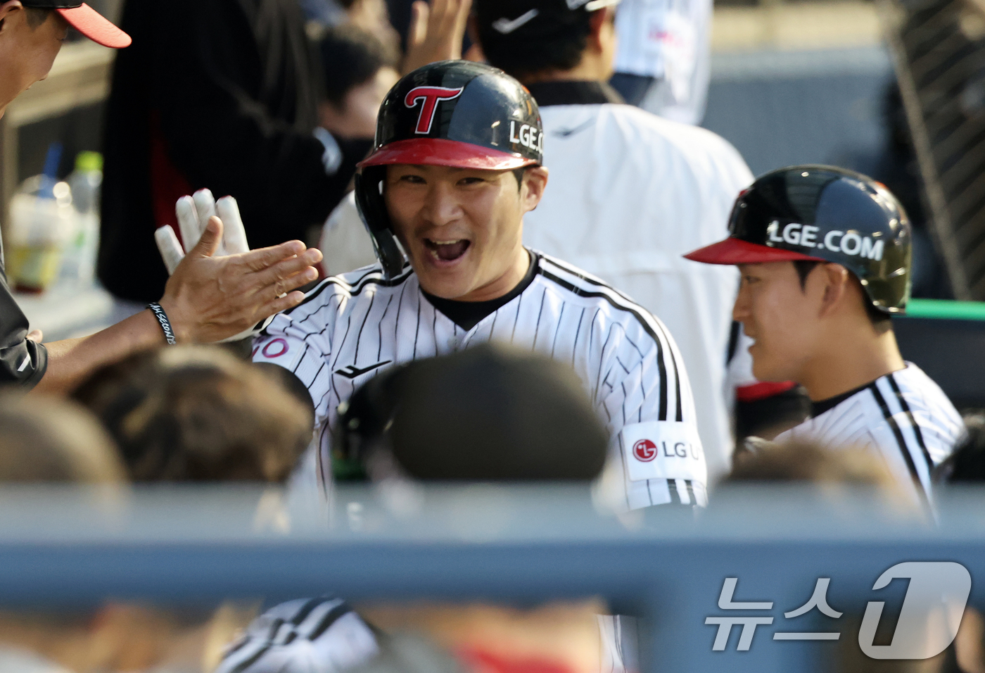 (서울=뉴스1) 오대일 기자 = 15일 오후 서울 송파구 잠실야구장에서 열린 '2025 신한 SOL 뱅크 KBO리그' 키움 히어로즈와 LG 트윈스의 경기 4회말 LG 공격 2사 1 …