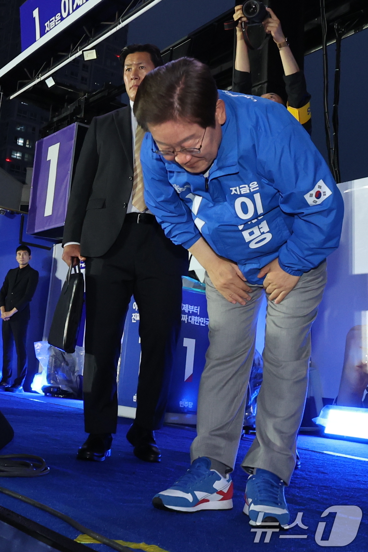 (목포=뉴스1) 안은나 기자 = 이재명 더불어민주당 대통령 후보가 '이순신 호국 벨트' 유세차 15일 오후 전남 목포시 평화광장에서 유세를 마친 후 시민들을 향해 인사하고 있다. …