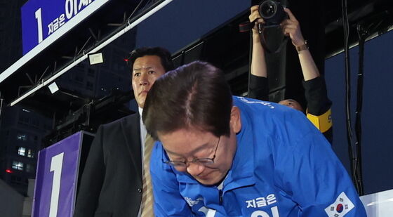 시민들 향해 폴더 인사하는 이재명 후보