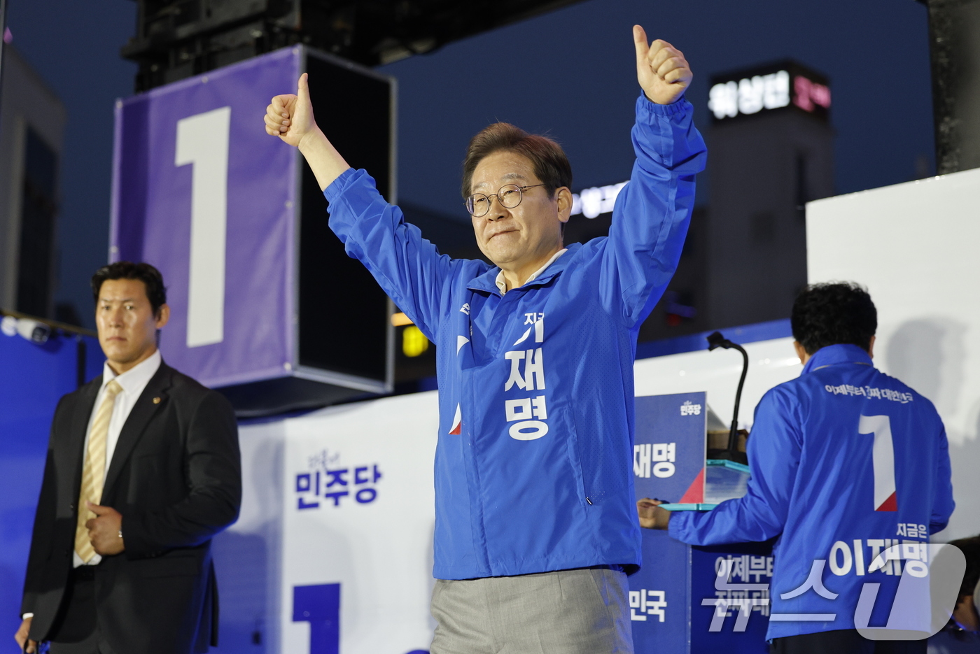 (목포=뉴스1) 안은나 기자 = 이재명 더불어민주당 대통령 후보가 '이순신 호국 벨트' 유세차 15일 오후 전남 목포시 평화광장에서 유세를 마친 후 시민들을 향해 엄지 손가락을 치 …