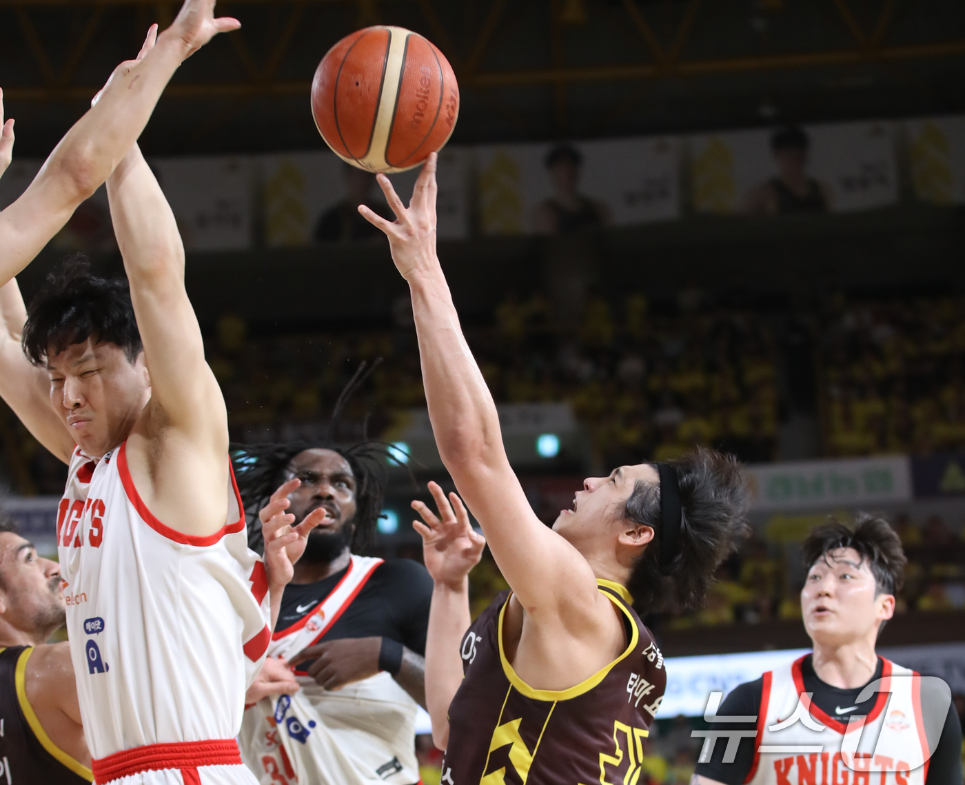 (창원=뉴스1) 윤일지 기자 = 15일 오후 경남 창원체육관에서 열린 '2024-25 KCC 프로농구 챔피언결정전 6차전' 창원 LG 세이커스와 서울 SK 나이츠의 경기에서 LG …