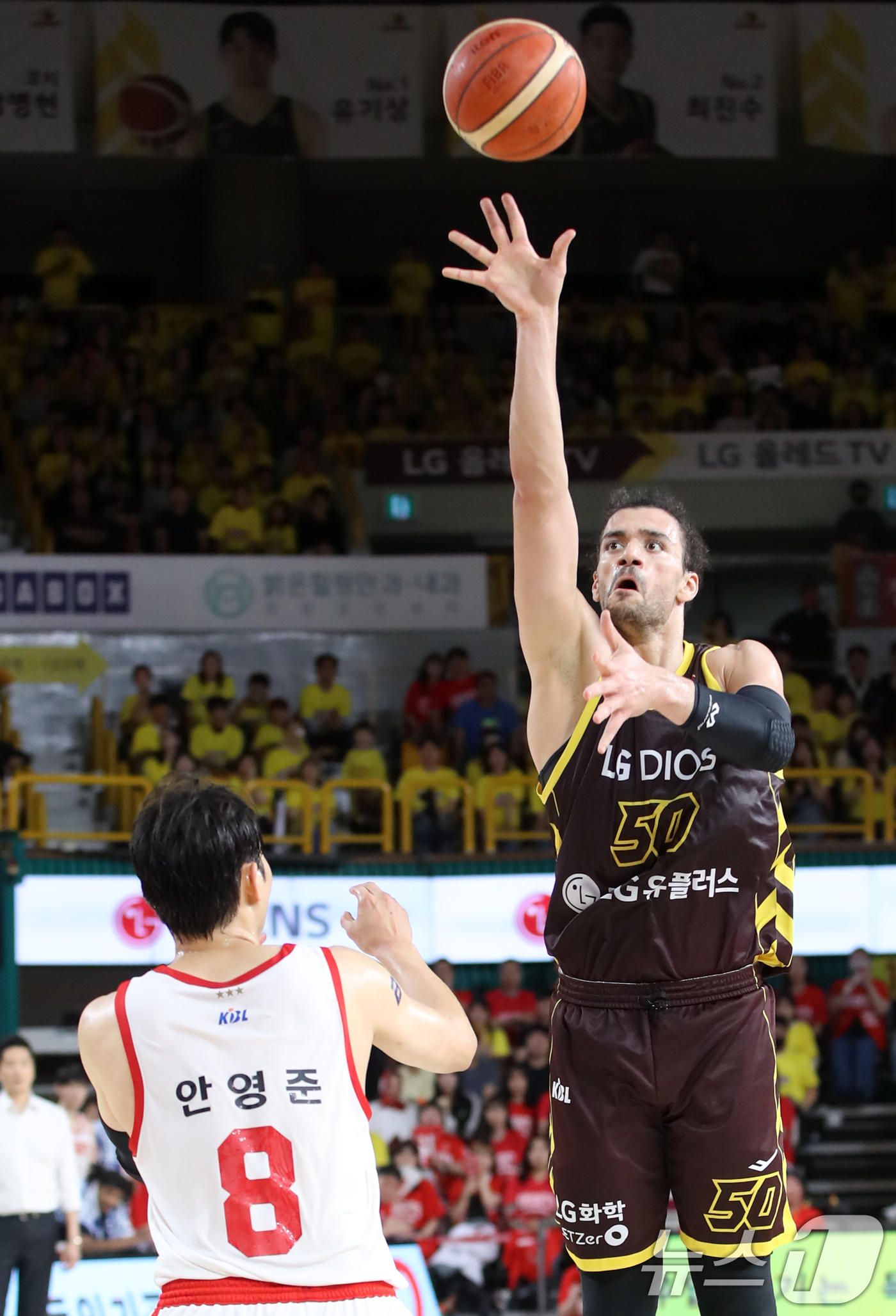 (창원=뉴스1) 윤일지 기자 = 15일 오후 경남 창원체육관에서 열린 '2024-25 KCC 프로농구 챔피언결정전 6차전' 창원 LG 세이커스와 서울 SK 나이츠의 경기에서 LG …