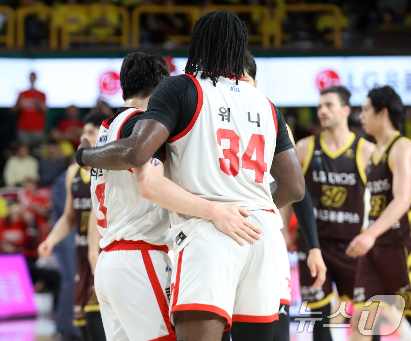 본문 이미지 - 15일 오후 경남 창원체육관에서 열린 &#39;2024-25 KCC 프로농구 챔피언결정전 6차전&#39; 창원 LG 세이커스와 서울 SK 나이츠의 경기에서 SK 자밀 워니가 동료를 응원하고 있다. 2025.5.15/뉴스1 ⓒ News1 윤일지 기자