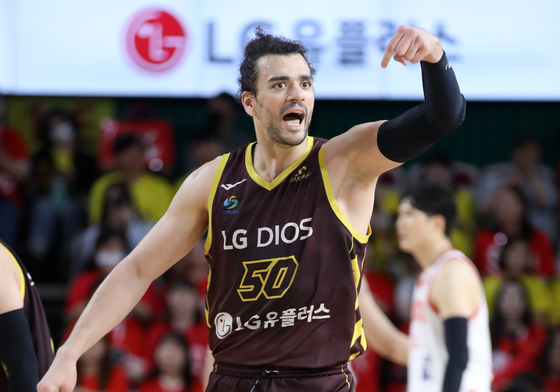 '마레이 더블 더블' LG, 정관장과 1-2위 맞대결서 23점 차 완승