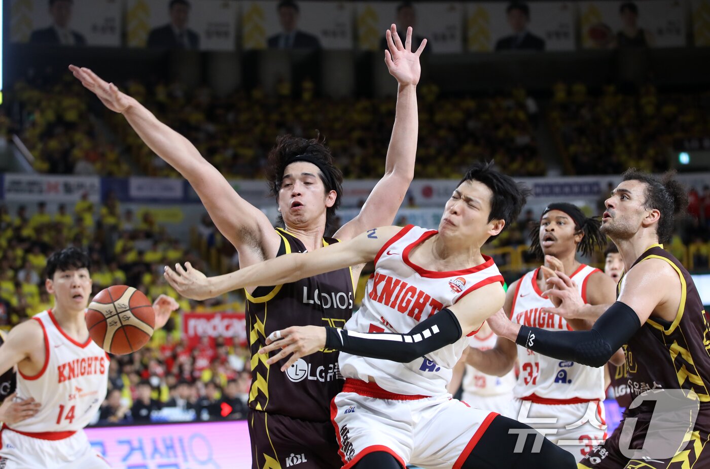 본문 이미지 - 15일 오후 경남 창원체육관에서 열린 '2024-25 KCC 프로농구 챔피언결정전 6차전' 창원 LG 세이커스와 서울 SK 나이츠의 경기에서 SK 김선형이 LG 칼 타마요를 피해 동료에게 패스하고 있다. 2025.5.15/뉴스1 ⓒ News1 윤일지 기자