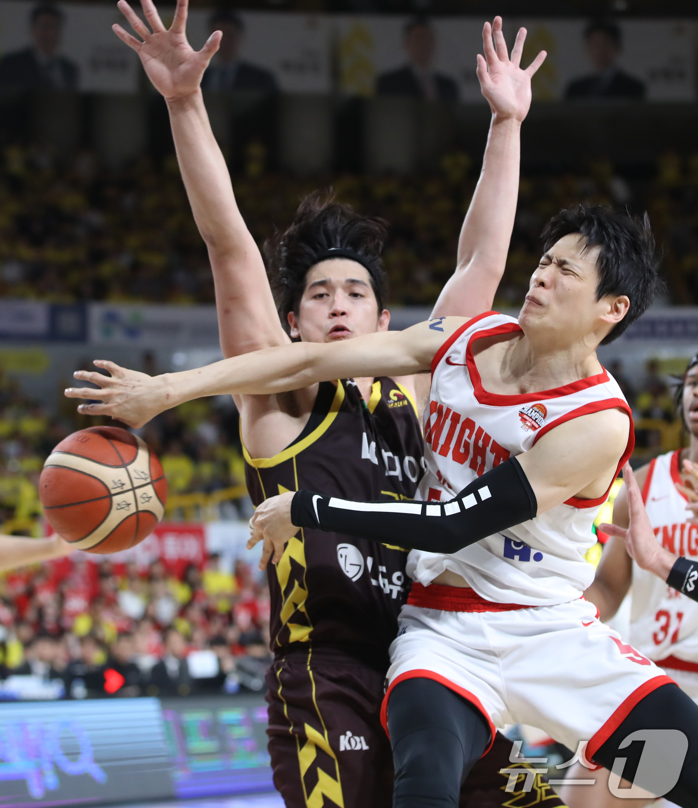 (창원=뉴스1) 윤일지 기자 = 15일 오후 경남 창원체육관에서 열린 '2024-25 KCC 프로농구 챔피언결정전 6차전' 창원 LG 세이커스와 서울 SK 나이츠의 경기에서 SK …