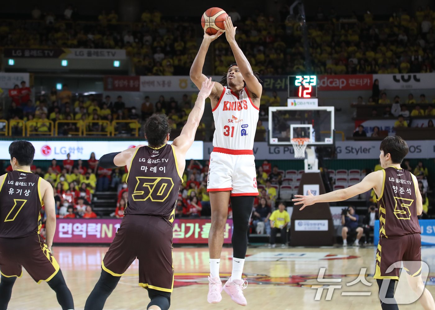 (창원=뉴스1) 윤일지 기자 = 15일 오후 경남 창원체육관에서 열린 '2024-25 KCC 프로농구 챔피언결정전 6차전' 창원 LG 세이커스와 서울 SK 나이츠의 경기에서 SK …