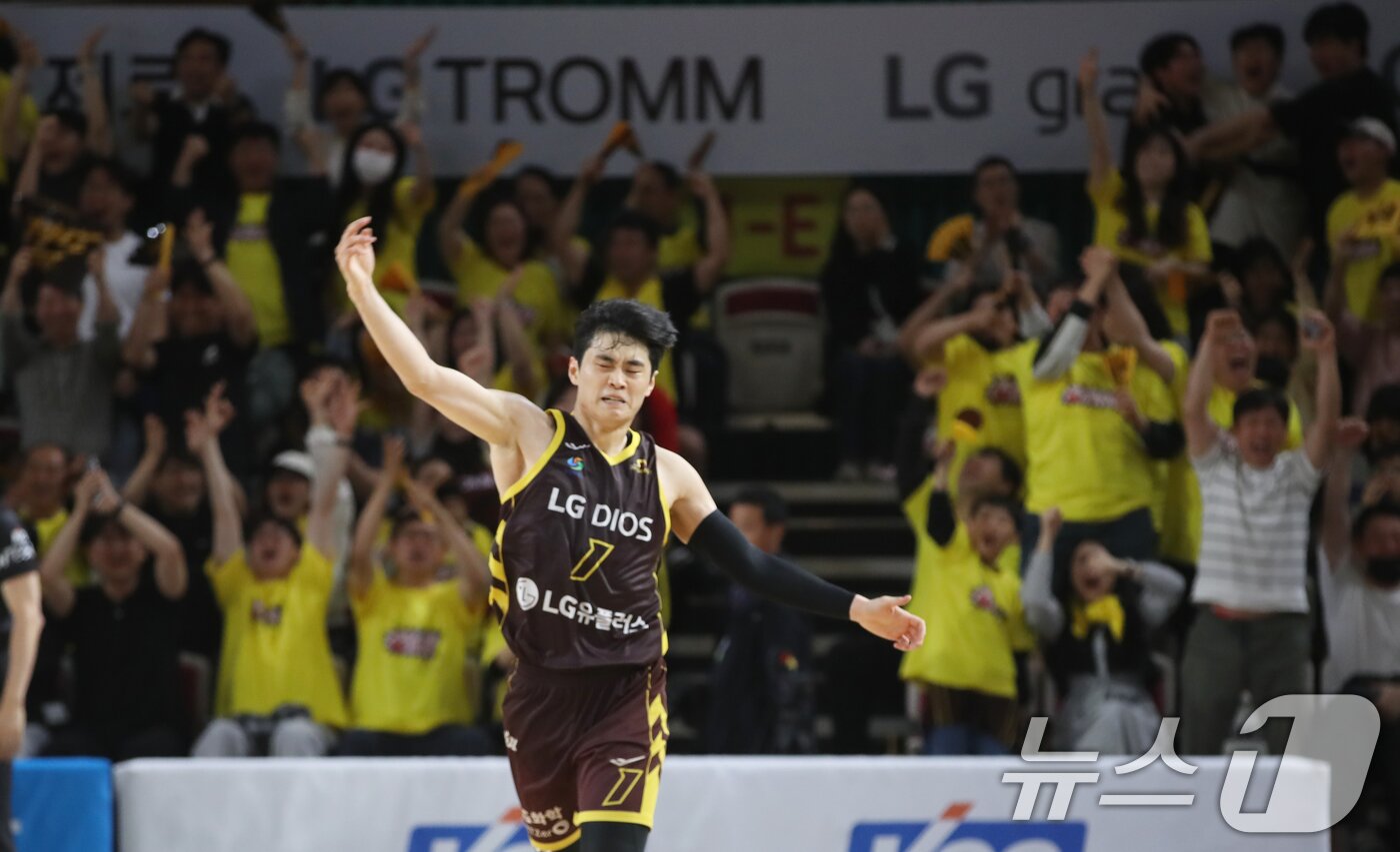 본문 이미지 - 15일 오후 경남 창원체육관에서 열린 &#39;2024-25 KCC 프로농구 챔피언결정전 6차전&#39; 창원 LG 세이커스와 서울 SK 나이츠의 경기에서 LG 유기상이 3점슛으로 동점을 만든 뒤 환호하고 있다. 2025.5.15/뉴스1 ⓒ News1 윤일지 기자