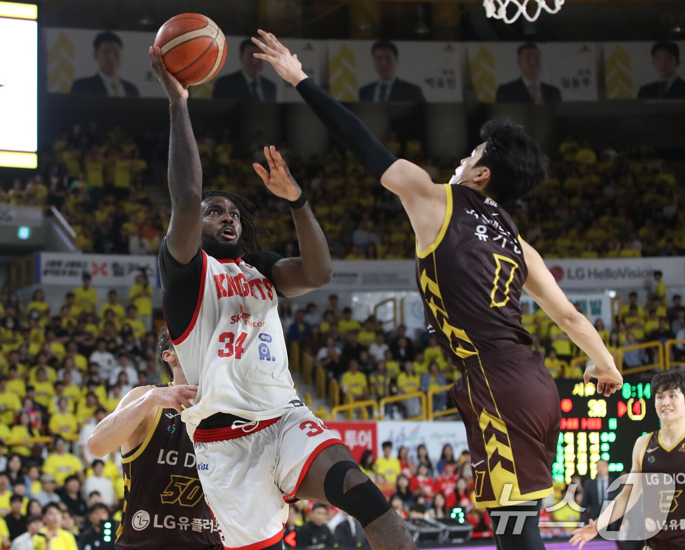 본문 이미지 - 15일 오후 경남 창원체육관에서 열린 &#39;2024-25 KCC 프로농구 챔피언결정전 6차전&#39; 창원 LG 세이커스와 서울 SK 나이츠의 경기에서 SK 자밀 워니가 슛하고 있다. 2025.5.15/뉴스1 ⓒ News1 윤일지 기자