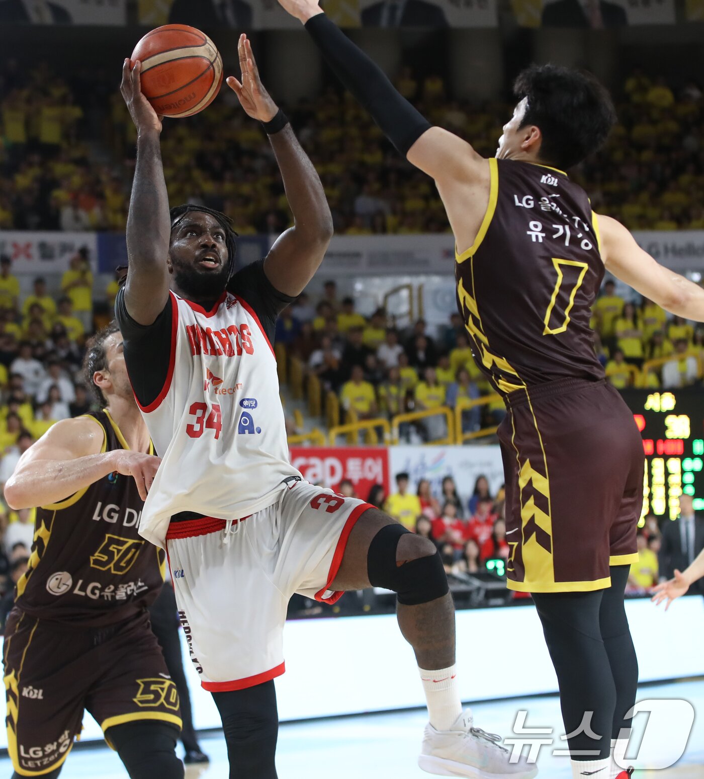 본문 이미지 - 15일 오후 경남 창원체육관에서 열린 '2024-25 KCC 프로농구 챔피언결정전 6차전' 창원 LG 세이커스와 서울 SK 나이츠의 경기에서 SK 2025.5.15/뉴스1 ⓒ News1 윤일지 기자