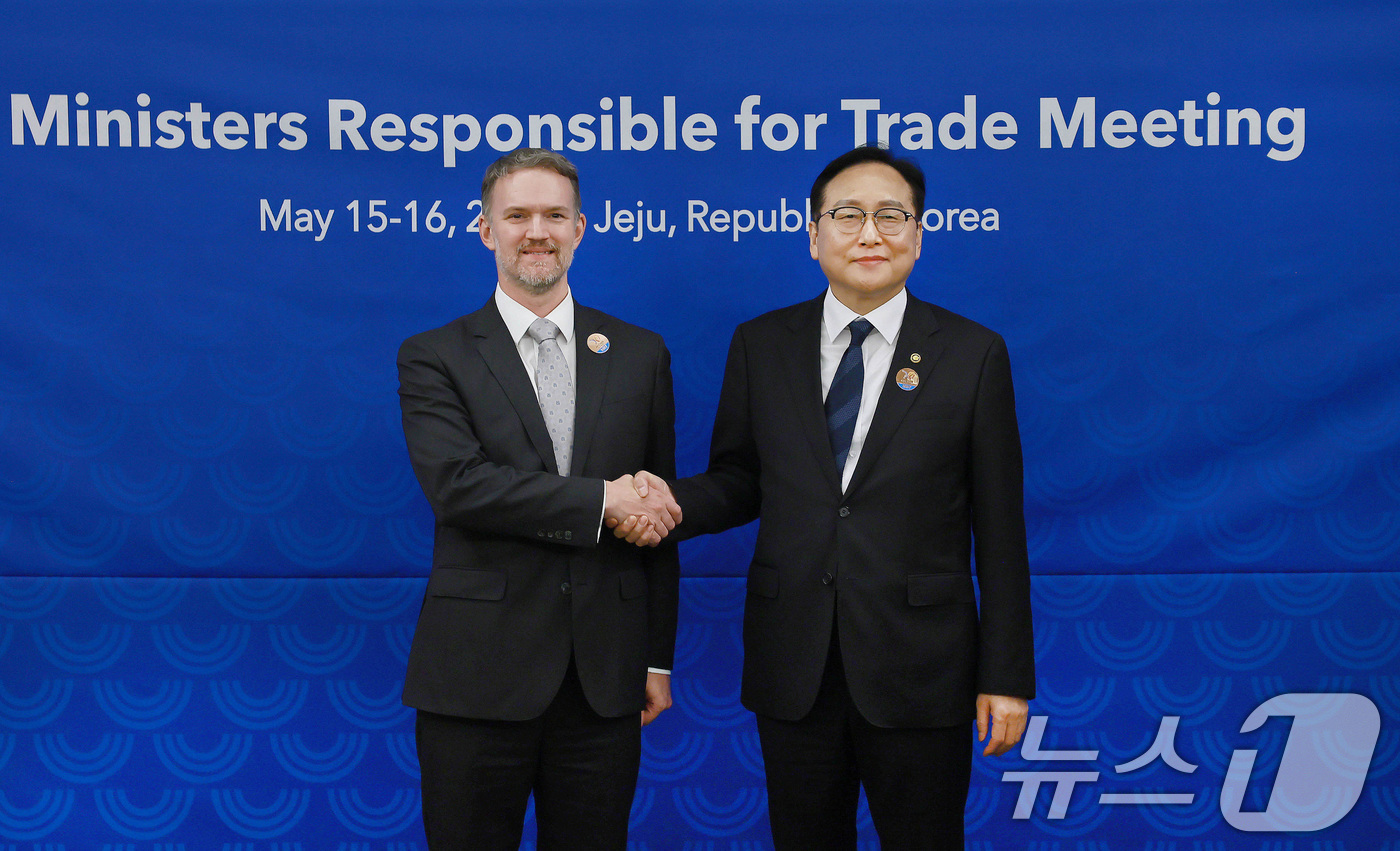(서울=뉴스1) = 정인교 산업통상자원부 통상교섭본부장이 15일 제주 서귀포시 제주국제컨벤션센터에서 열린 '2025 APEC 통상장관회의'에서 제이미슨 그리어 미국무역대표부(UST …