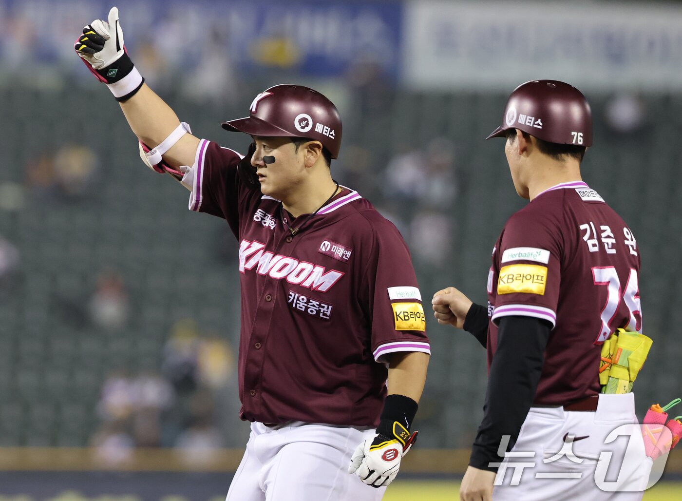 본문 이미지 - 최주환(왼쪽)은 2023 KBO 2차 드래프트에서 SSG 랜더스를 떠나 키움 히어로즈로 이적했고, 이후 재기에 성공했다. 2025.5.15/뉴스1 ⓒ News1 오대일 기자