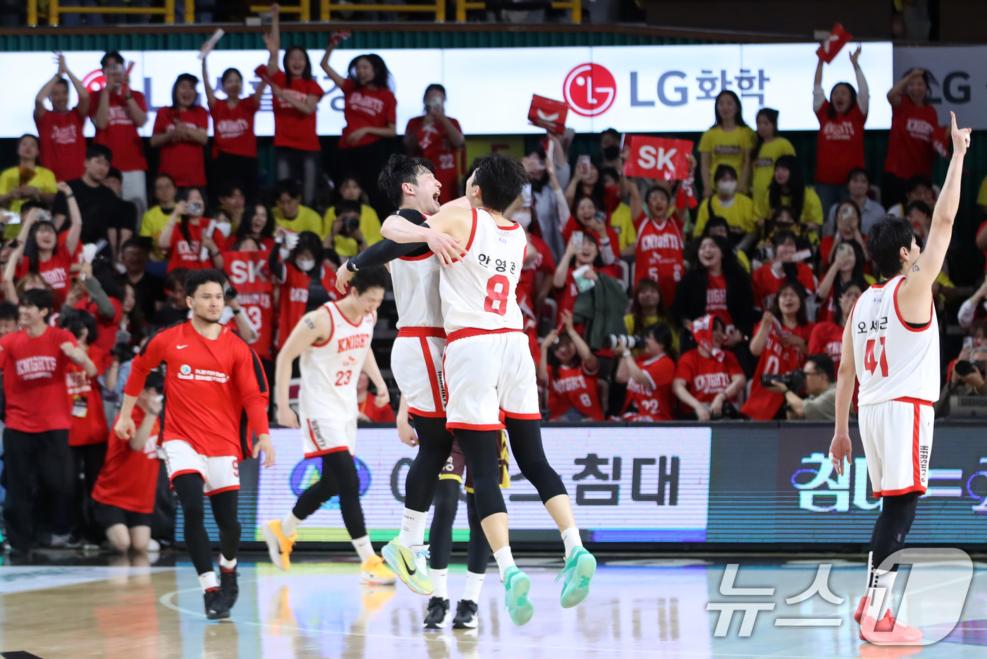(창원=뉴스1) 윤일지 기자 = 15일 오후 경남 창원체육관에서 열린 '2024-25 KCC 프로농구 챔피언결정전 6차전' 창원 LG 세이커스와 서울 SK 나이츠의 경기에서 54대 …