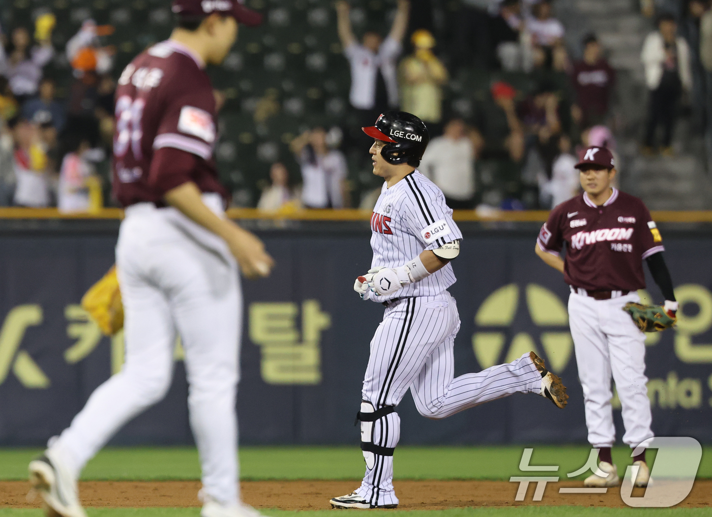 (서울=뉴스1) 오대일 기자 = 15일 오후 서울 송파구 잠실야구장에서 열린 '2025 신한 SOL 뱅크 KBO리그' 키움 히어로즈와 LG 트윈스의 경기 8회말 LG 공격 1사 주 …