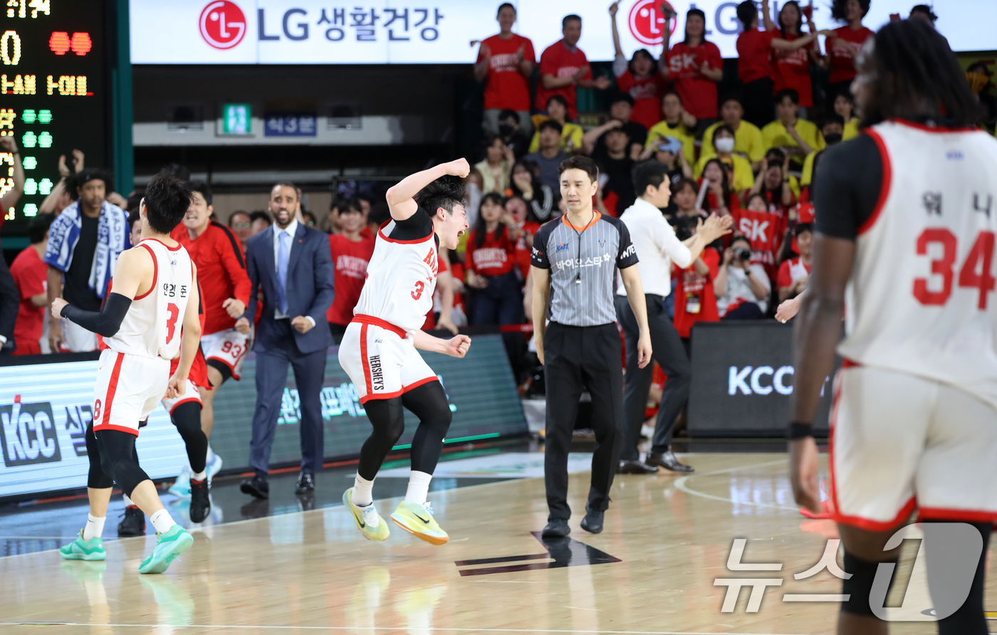 (창원=뉴스1) 윤일지 기자 = 15일 오후 경남 창원체육관에서 열린 '2024-25 KCC 프로농구 챔피언결정전 6차전' 창원 LG 세이커스와 서울 SK 나이츠의 경기에서 역전에 …