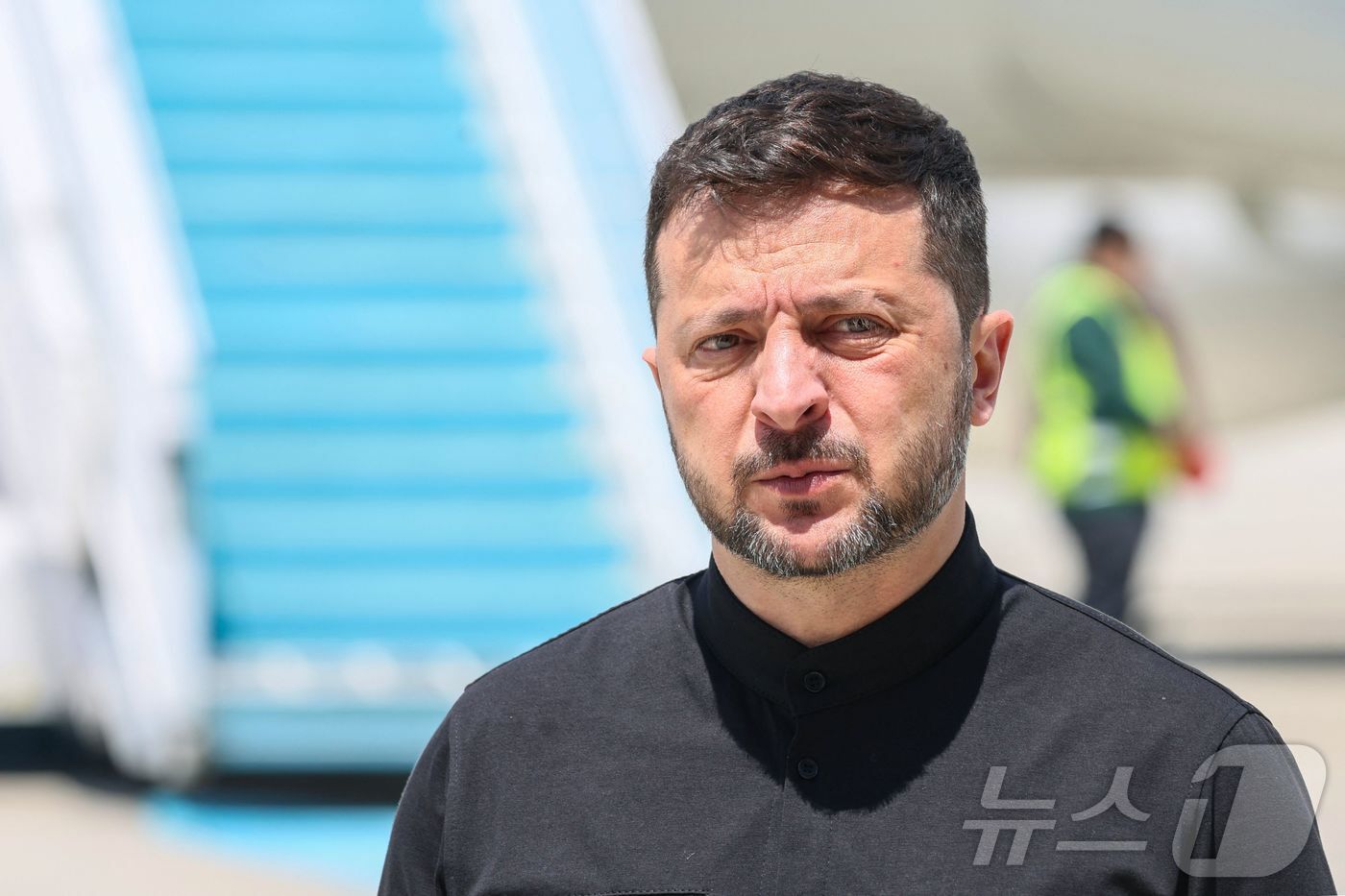 본문 이미지 - 우크라이나 대통령 볼로디미르 젤렌스키가 15일 앙카라 공항에 도착해 비행기에서 내린 후 취재진을 지켜보고 있다. 이날 그는 레제프 타이이프 에르도안 튀르키예 대통령과 회담을 가질 계획이다. 2025.5.15 ⓒ AFP=뉴스1 ⓒ News1 강민경 기자