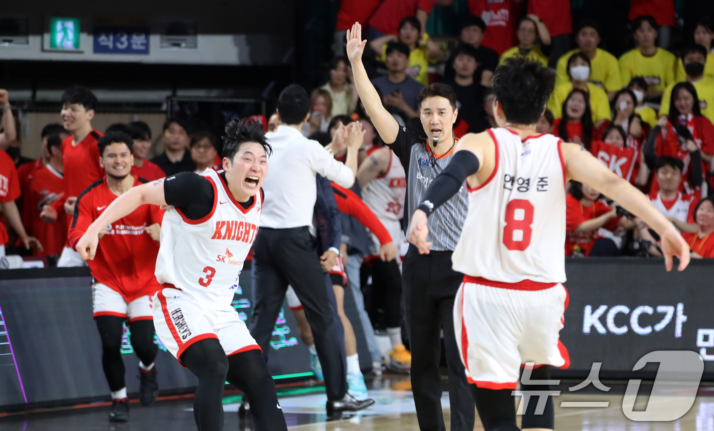 (창원=뉴스1) 윤일지 기자 = 15일 오후 경남 창원체육관에서 열린 '2024-25 KCC 프로농구 챔피언결정전 6차전' 창원 LG 세이커스와 서울 SK 나이츠의 경기에서 역전에 …