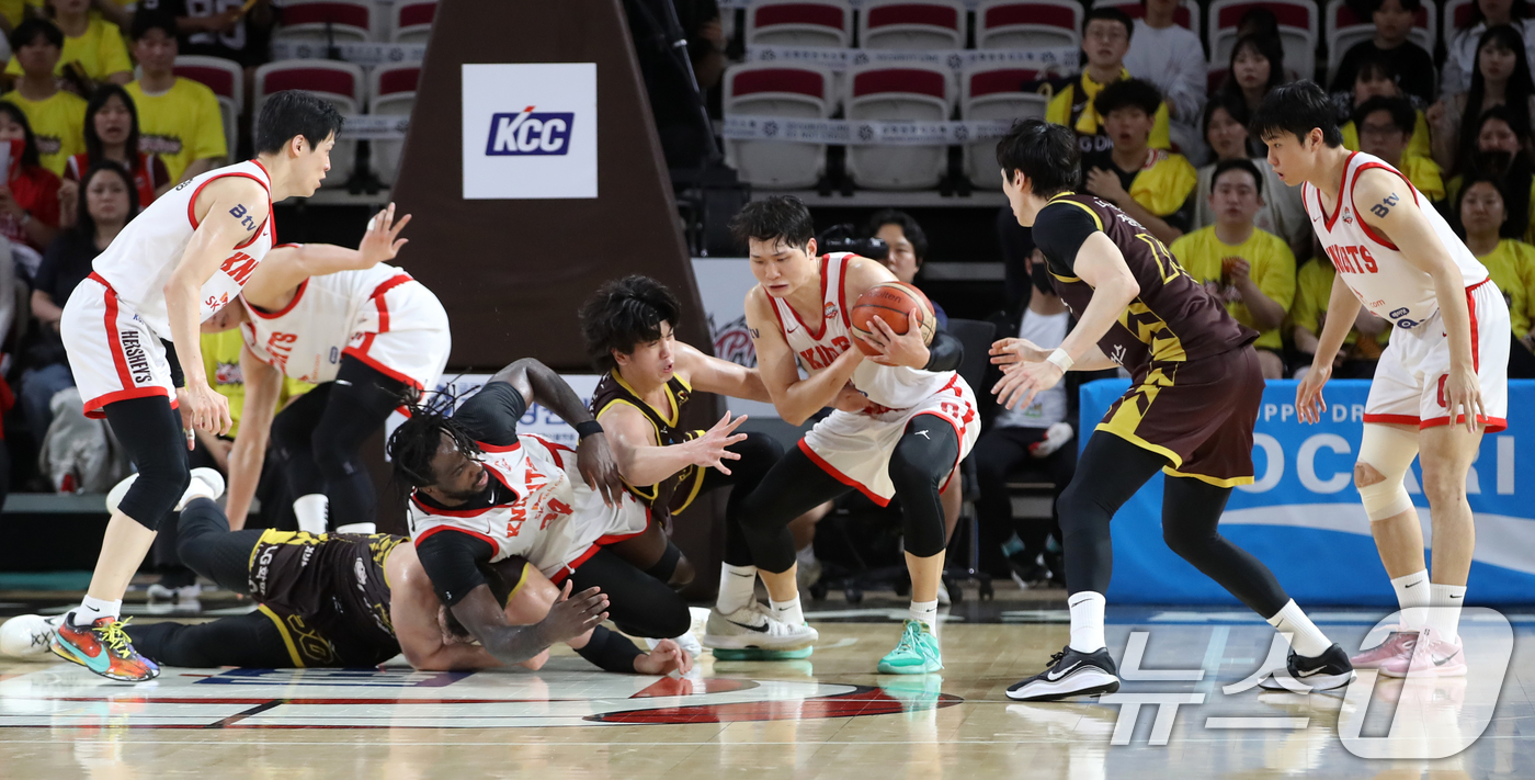 (창원=뉴스1) 윤일지 기자 = 15일 오후 경남 창원체육관에서 열린 '2024-25 KCC 프로농구 챔피언결정전 6차전' 창원 LG 세이커스와 서울 SK 나이츠의 경기에서 SK …