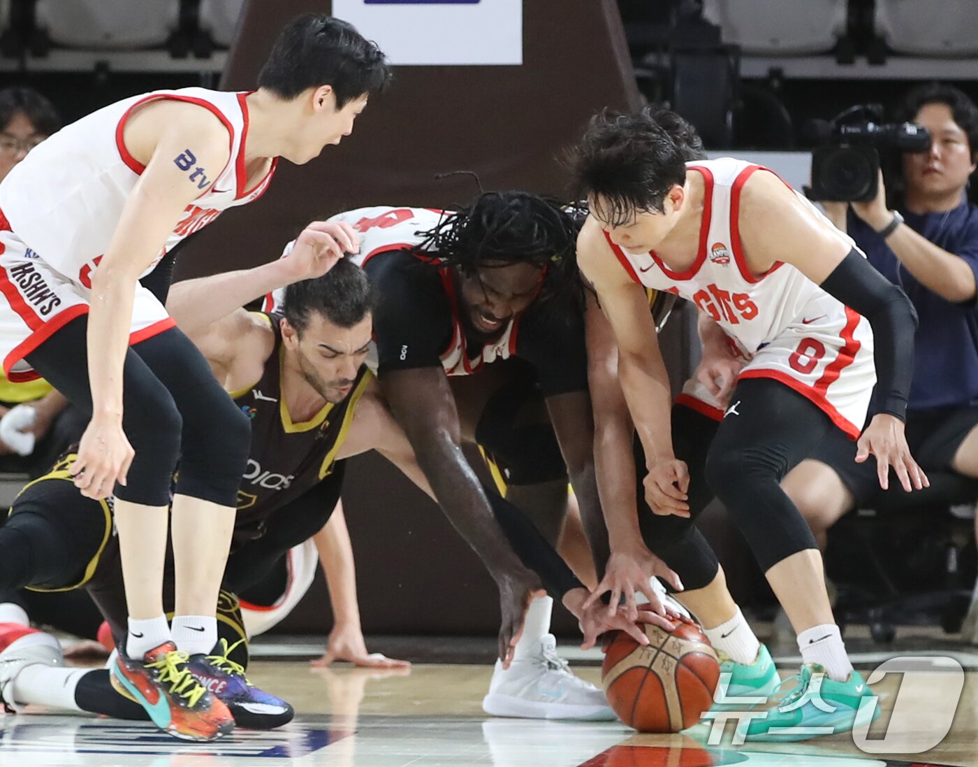 본문 이미지 - 15일 오후 경남 창원체육관에서 열린 &#39;2024-25 KCC 프로농구 챔피언결정전 6차전&#39; 창원 LG 세이커스와 서울 SK 나이츠의 경기에서 SK 선수들과 LG 선수들이 볼다툼을 벌이고 있다. 이날 경기에서 서울 SK는 창원 LG를 상대로 54대 51로 승리하며 사상 첫 리버스 스윕에 도전한다. 2025.5.15/뉴스1 ⓒ News1 윤일지 기자