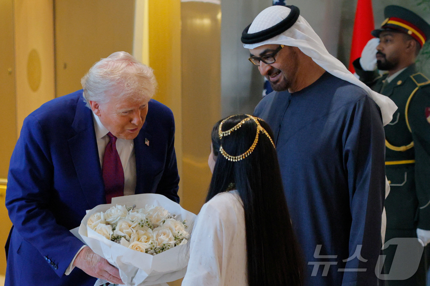 (아부다비 로이터=뉴스1) 류정민 특파원 = 도널드 트럼프 미국 대통령이 15일(현지시간) 아랍에미리트(UAE) 아부다비의 아부다비 국제공항에 도착해 셰이크 무함마드 빈 자이드 알 …