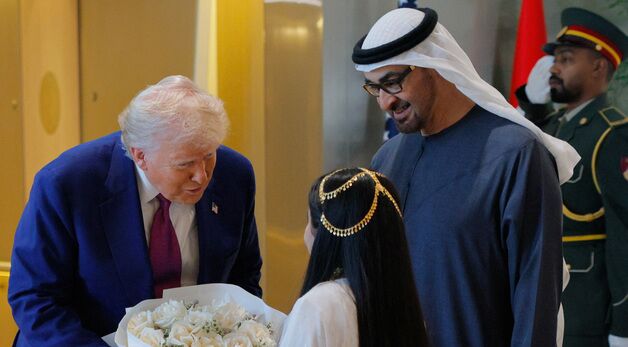 [포토] UAE 도착해 환영 꽃다발 받는 트럼프 美 대통령