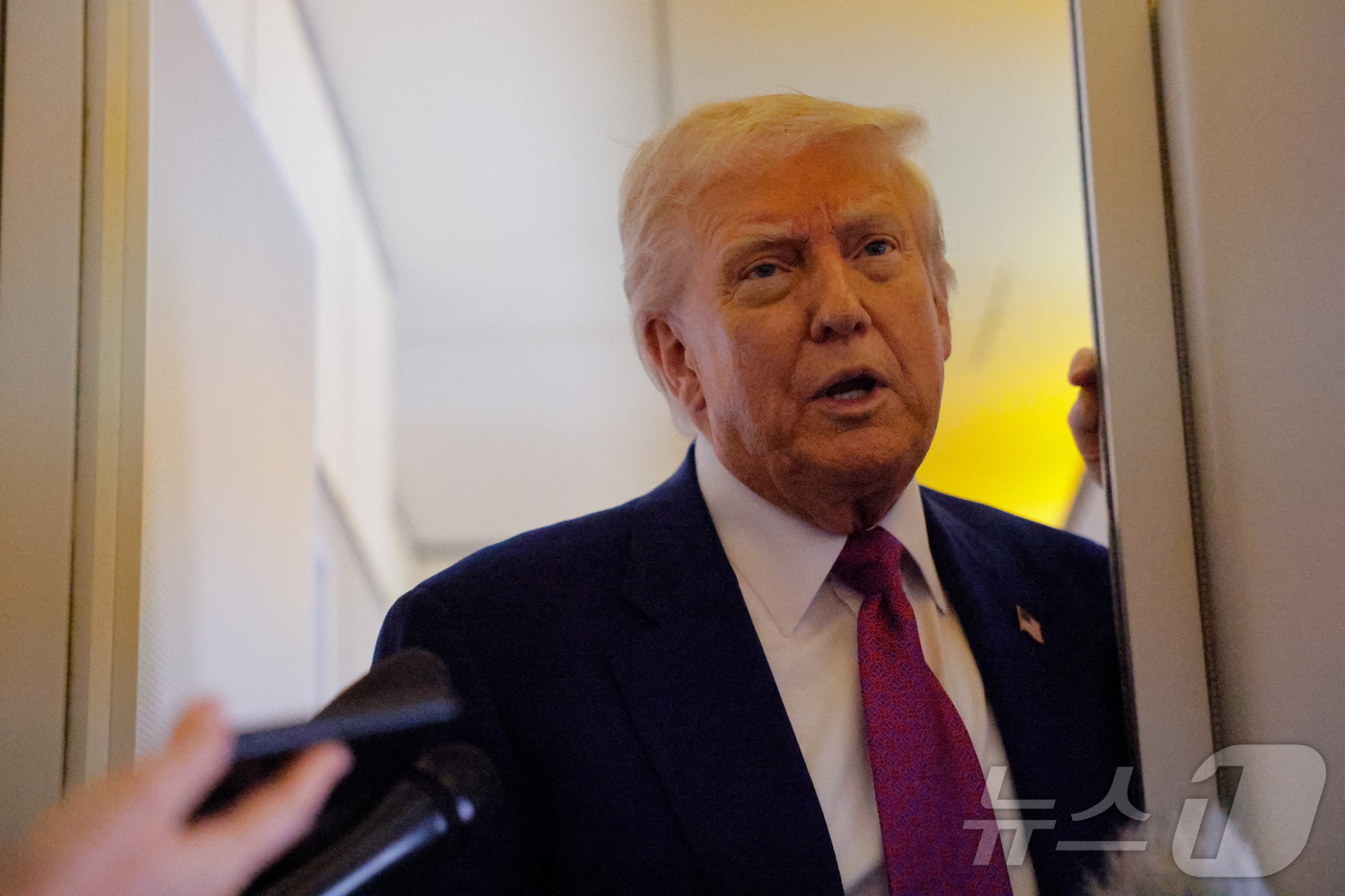 (아부다비 로이터=뉴스1) 류정민 특파원 = 도널드 트럼프 미국 대통령이 15일(현지시간) 아랍에미리트(UAE) 아부다비로 향하는 에어포스원 기내에서 기자 질문에 답하고 있다. 2 …