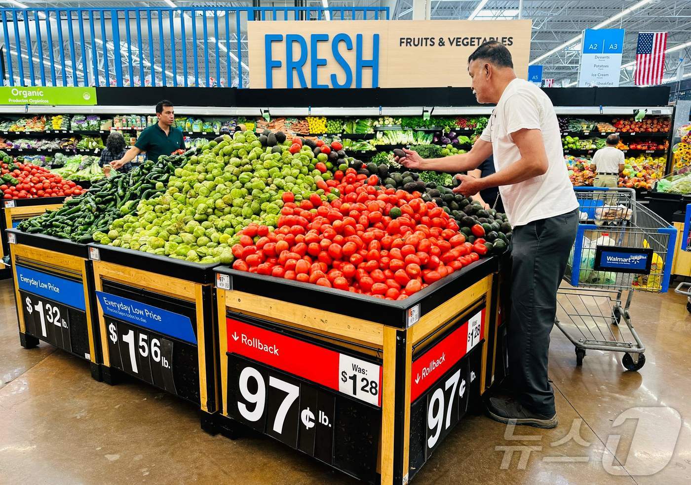 (캘리포니아 AFP=뉴스1) 류정민 특파원 = 미국 월마트가 관세 영향으로 이달과 올여름 초 가격 인상을 계획하고 있다고 밝혔다. 사진은 지난달 11일(현지시간) 캘리포니아 로즈미 …