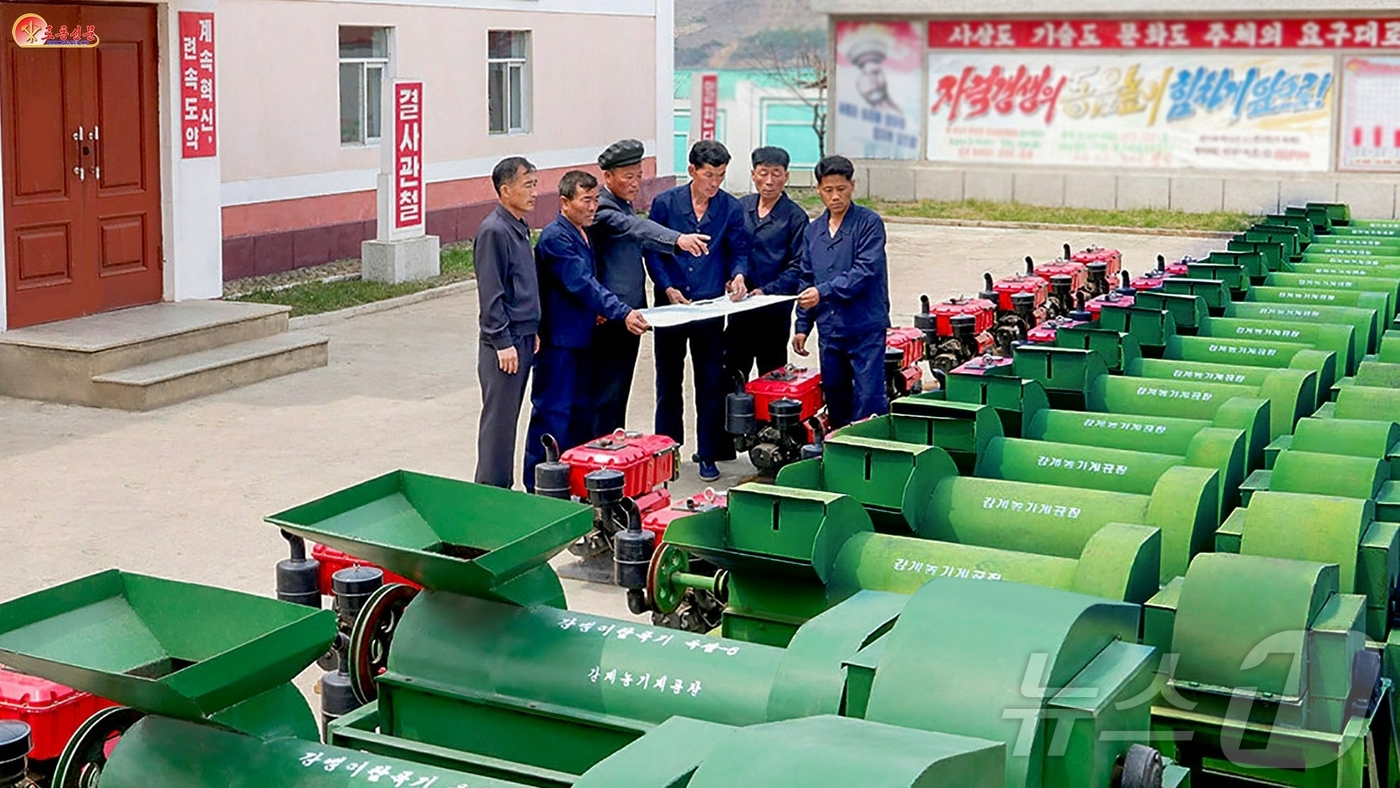 (평양 노동신문=뉴스1) = 북한 노동당 기관지 노동신문은 16일 각지 농업 부문에서 기계화 비중을 제고하고 있다고 보도했다. 사진은 강계농기계공장. [국내에서만 사용가능. 재배포 …