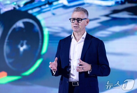 본문 이미지 - 스티브 클로티 아우디코리아 사장이 15일 경기 김포 에어로피스에서 열린 &#39;더 뉴 아우디 A5&#39; 미디어 프리뷰 행사에서 발언하고 있다&#40;아우디코리아 제공. 재판매 및 DB 금지&#41;. 2025.5.15.