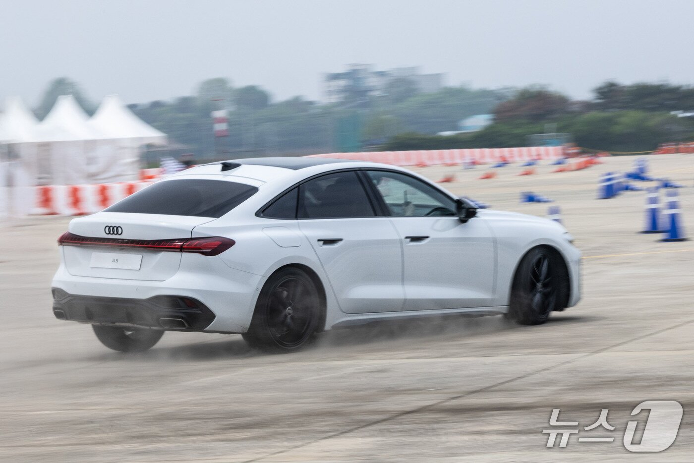 본문 이미지 - 아우디 신형 중형 세단 &#39;더 뉴 아우디 A5&#39;가 15일 경기 김포 에어로스피스 내 슬라럼 시험장을 주행하고 있다&#40;아우디코리아 제공. 재판매 및 DB 금지&#41;. 2025.5.15.