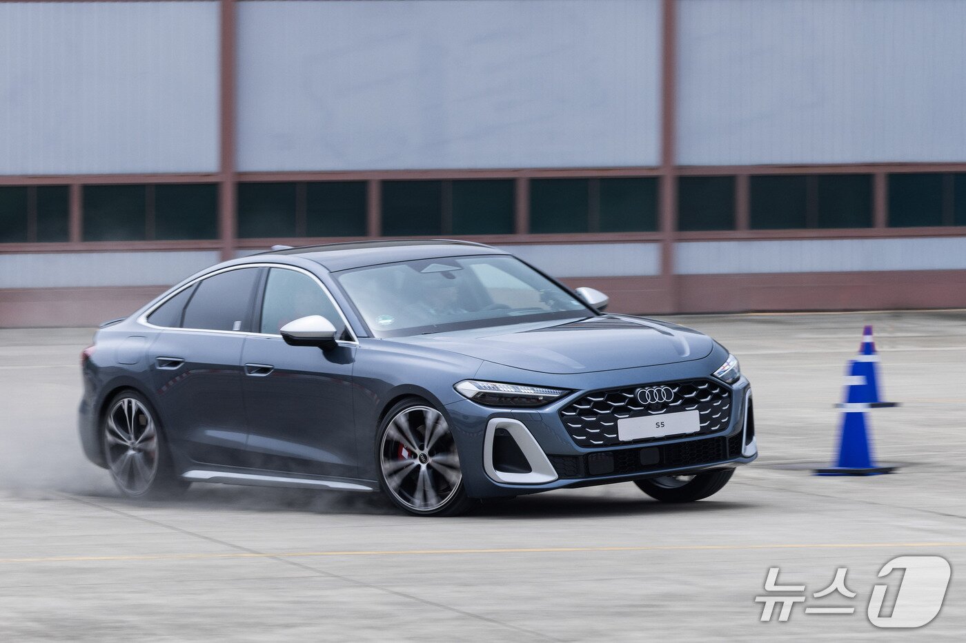 본문 이미지 - 아우디 신형 고성능 중형 세단 &#39;더 뉴 아우디 S5&#39;가 15일 경기 김포 에어로스피스 내 슬라럼 시험장을 주행하고 있다&#40;아우디코리아 제공. 재판매 및 DB 금지&#41;. 2025.5.15.