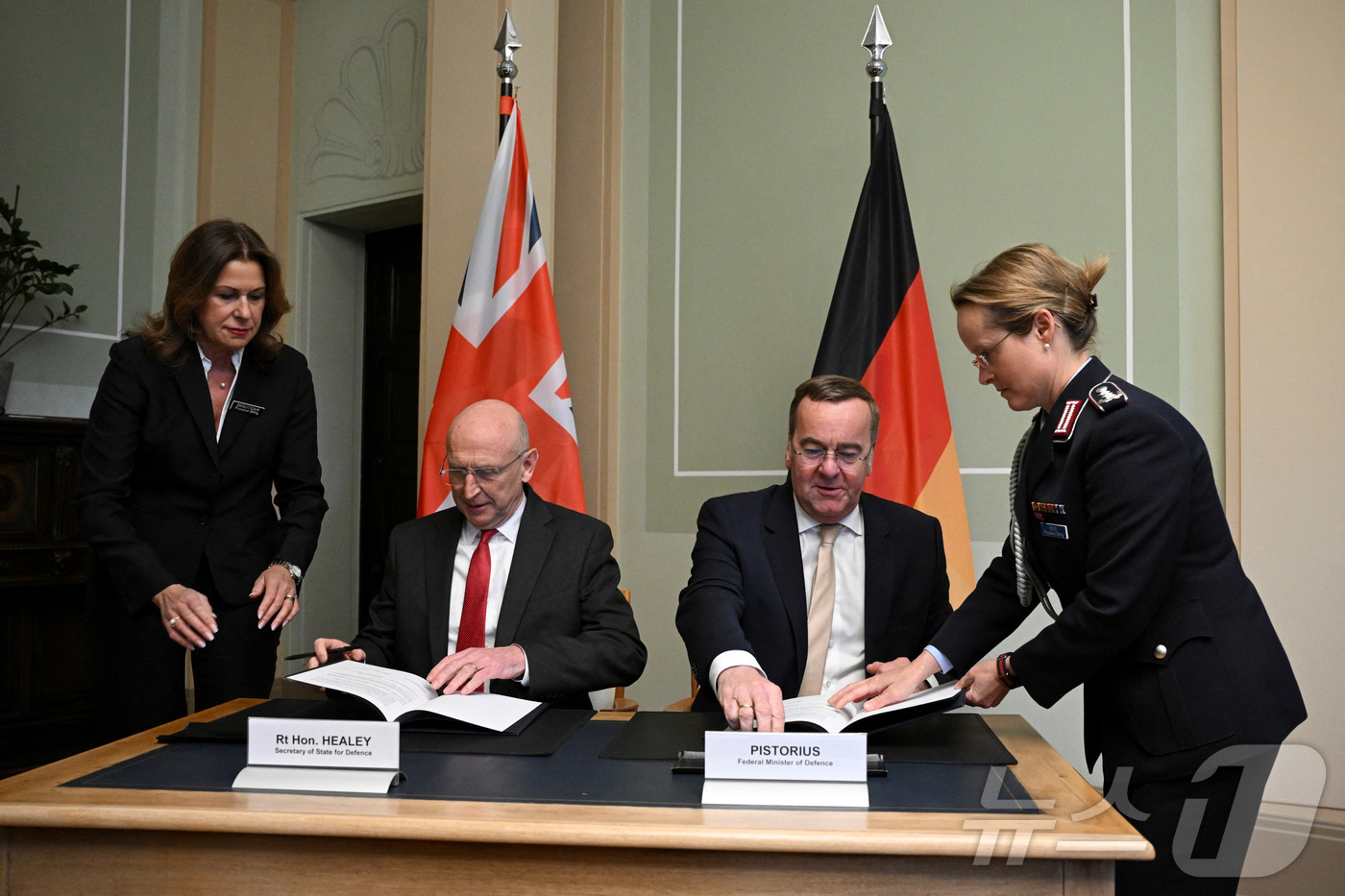 (베를린 로이터=뉴스1) = 2025년 5월 15일, 독일 베를린에서 열린 트리니티 하우스 국방장관 회의에서 보리스 피스토리우스 독일 국방장관과 존 힐리 영국 국방장관이 영-독 트 …