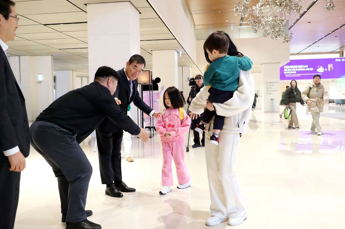 본문 이미지 - 김보현 대우건설 사장이 올해 1월 새해 출근하는 임직원과 인사하며 어린이집에 등원하는 직원 가족과 인사하고 있는 모습.(대우건설 제공)