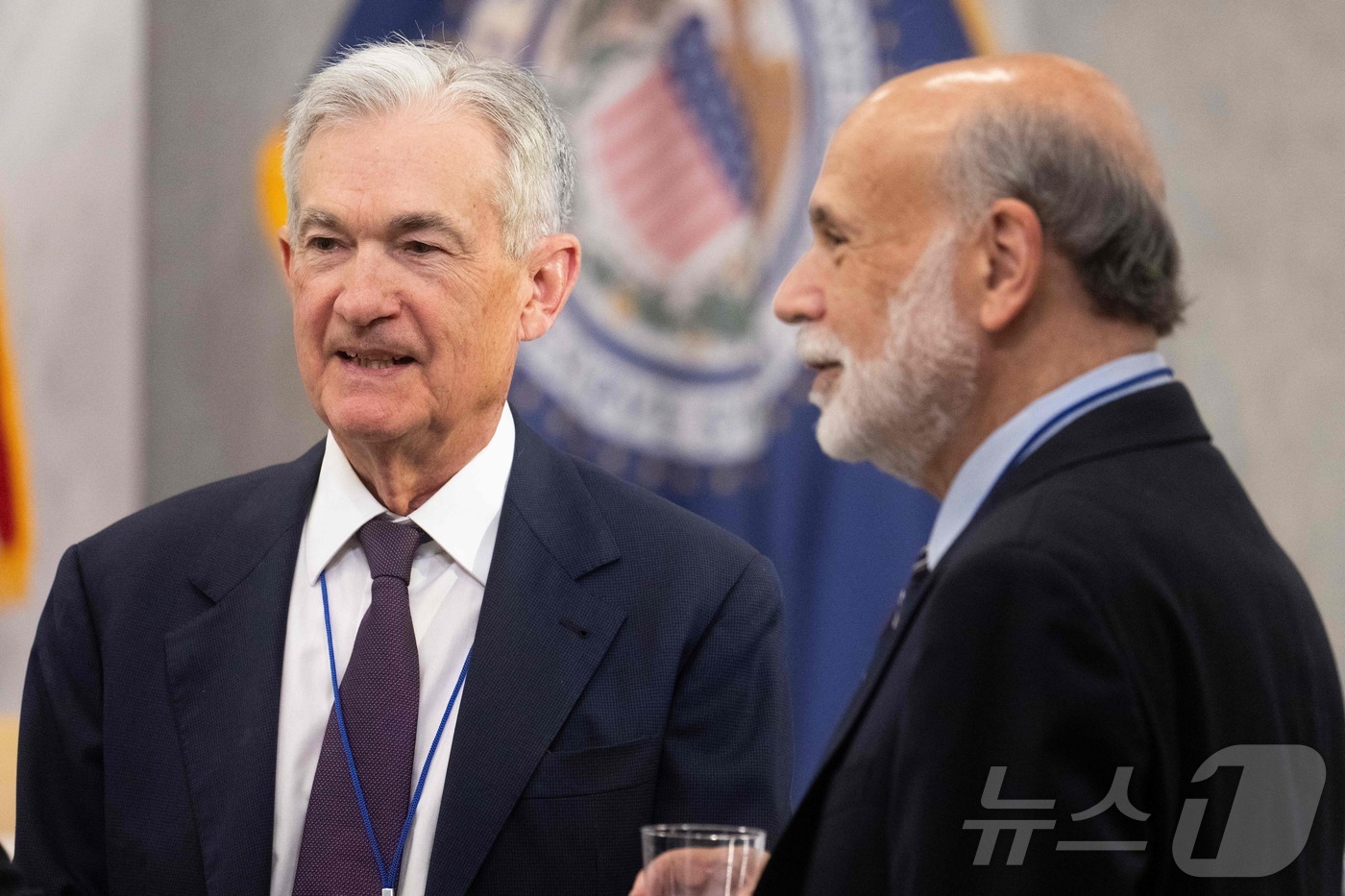(워싱턴 AFP=뉴스1) 우동명 기자 = 제롬 파월 연방준비제도(Fed·연준) 의장이 15일(현지시간) 워싱턴에서 열린 토마스 라우바흐 연구 컨퍼런스서 벤 버냉키 전 의장과 만나 …