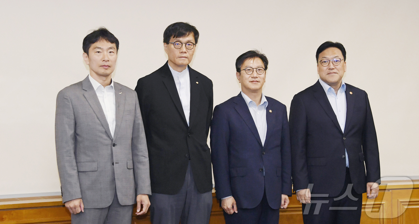 (서울=뉴스1) 김진환 기자 = 이복현 금융감독원장(왼쪽부터), 이창용 한국은행 총재, 김범석 기획재정부 장관 직무대행, 김병환 금융위원장이 16일 오전 서울 중구 은행회관에서 열 …