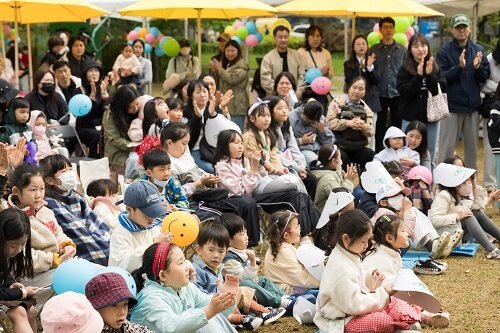 본문 이미지 - '예술로 소풍'에 참여한 어린이 관객들(한국문화예술위원회 제공)