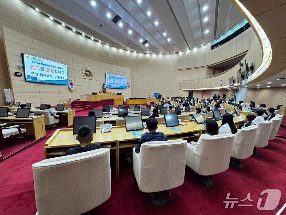 본문 이미지 - 구례북초등학교 학생들이 전남도의회 본회의장에서 &#39;청소년 의회교실&#39;체험행사를 하고 있다. &#40;전남도교육청 제공, 재판매 및 DB 금지&#41;