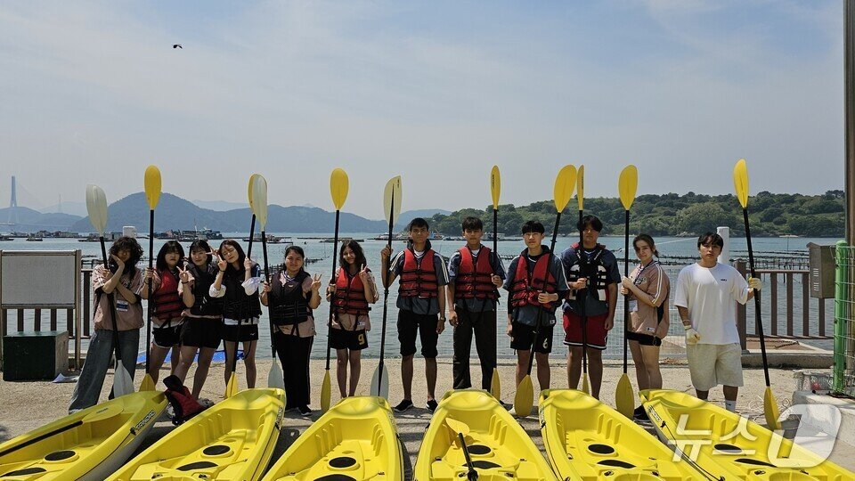 본문 이미지 - 여수해양과학고등학교와 우즈베키스탄 타슈켄트 한국교육원 학생들이 카약 조종 체험행사에 앞서 기념사진을 찍고 있다.&#40;전남도교육청 제공, 재판매 및 DB 금지&#41;