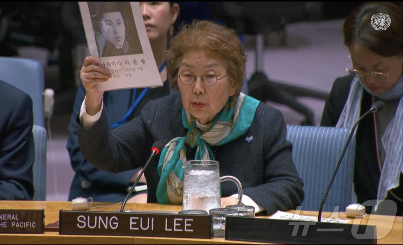 (서울=뉴스1) 김진환 기자 = 이성의 6·25전쟁납북인사가족협의회 이사장이 15일(현지시간) 미국 뉴욕 유엔본부에서 열린 유엔 안전보장이사회(안보리) 회의에서 발언하고 있다. ( …