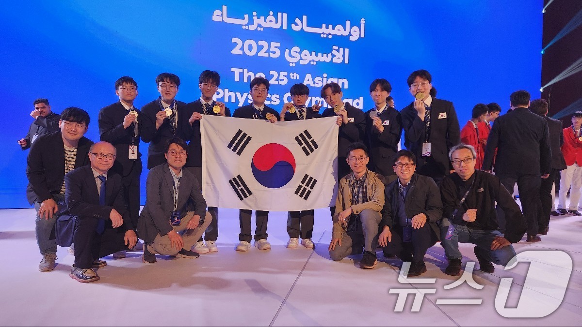 (서울=뉴스1) = 과학기술정보통신부와 한국과학창의재단은 사우디아라비아 다란에서 개최된 제25회 아시아물리올림피아드에서 한국대표단 8명 전원이 메달(금 5명, 은 3명)을 획득했다 …