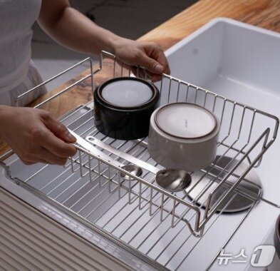 본문 이미지 - 인크로마의 'JVR 올 스텐 슬라이드 식기건조대'.(인크로마 제공)