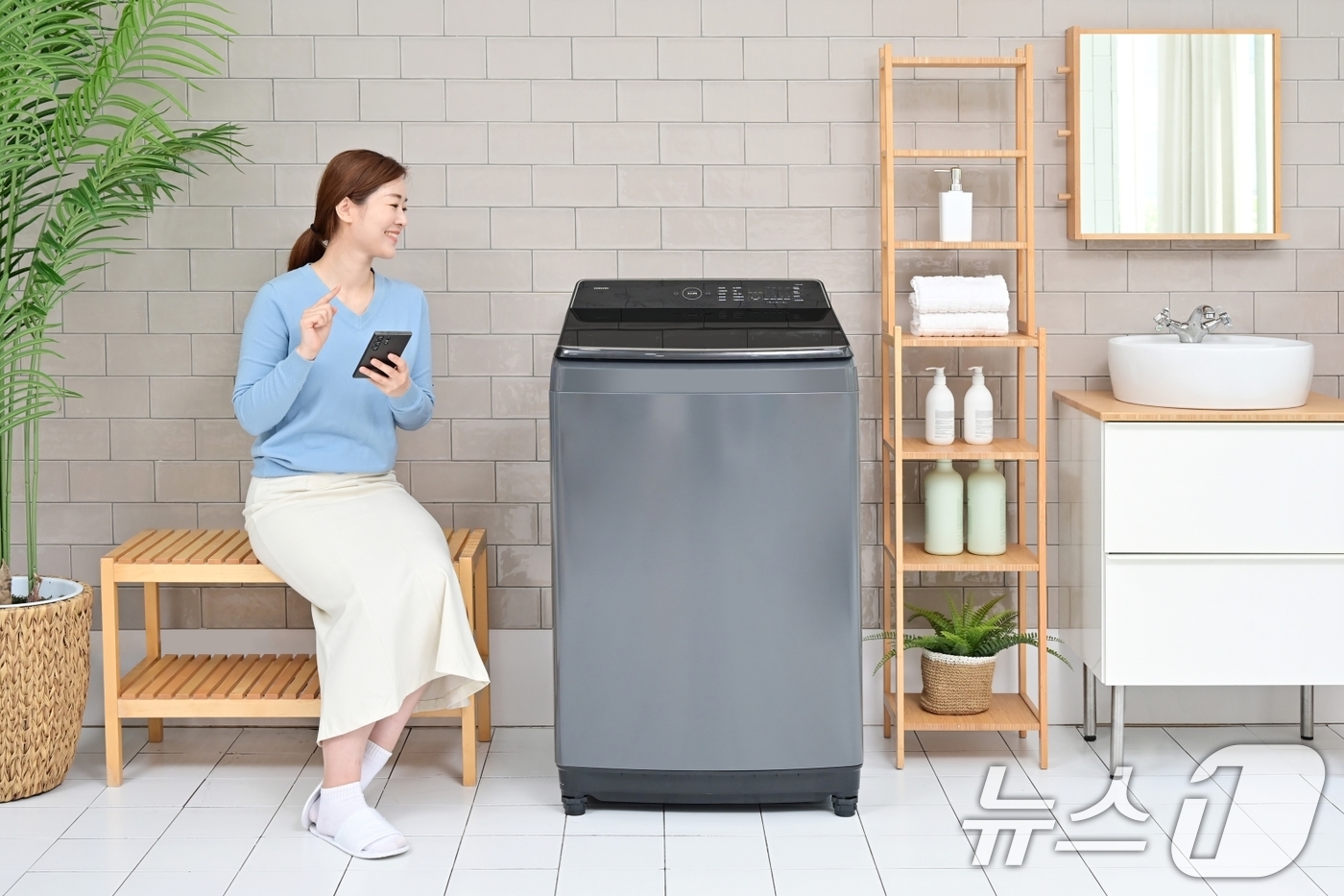 (서울=뉴스1) = 삼성전자가 강력한 AI 기능을 탑재한 2025년형 전자동 세탁기 'AI 통버블 세탁기' 신제품을 출시한다고 16일 밝혔다.사진은 삼성전자 신제품 'AI 통버블 …