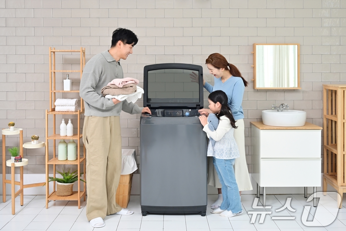 (서울=뉴스1) = 삼성전자가 강력한 AI 기능을 탑재한 2025년형 전자동 세탁기 'AI 통버블 세탁기' 신제품을 출시한다고 16일 밝혔다.사진은 삼성전자 신제품 'AI 통버블 …