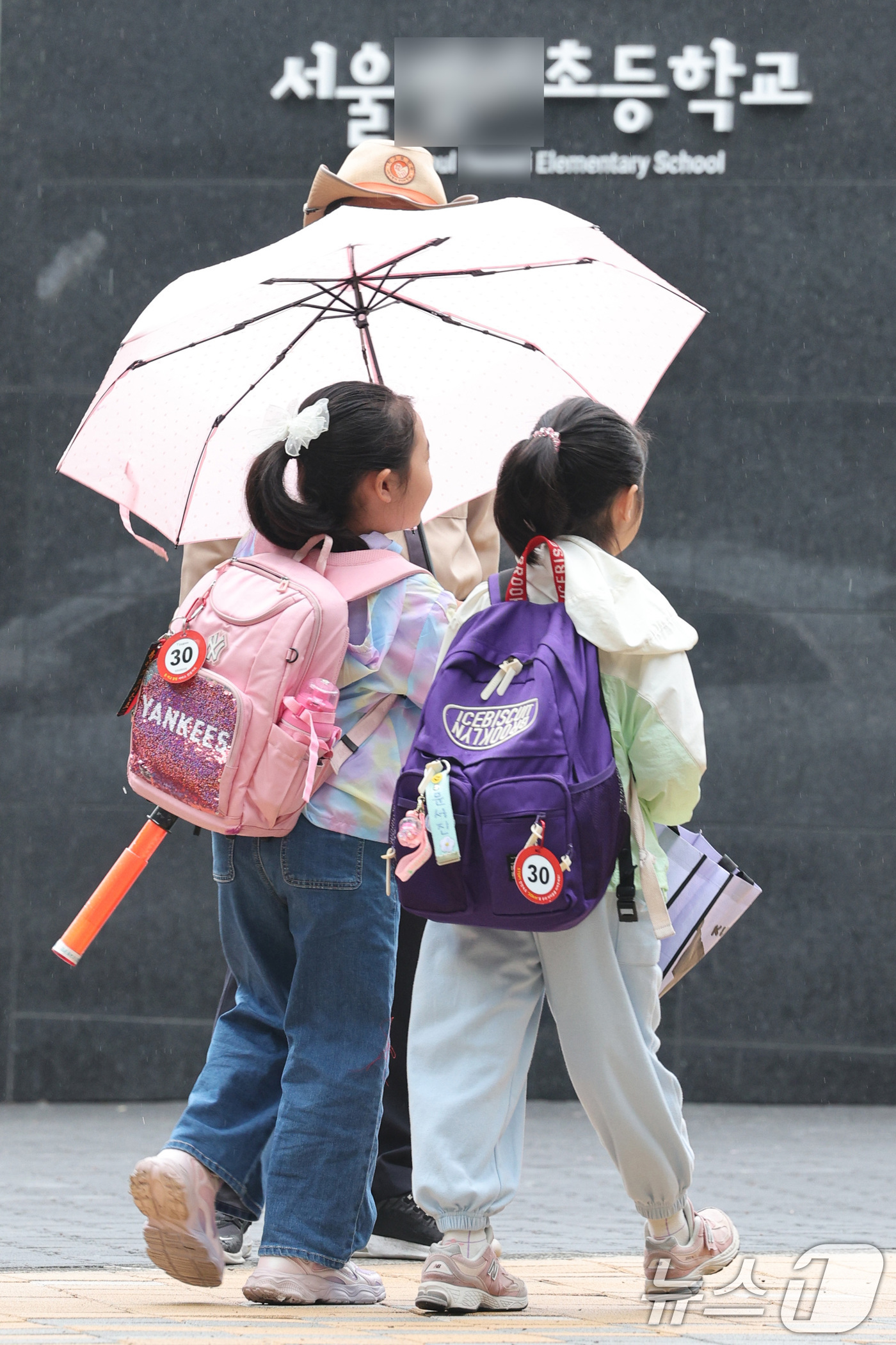 (서울=뉴스1) 신웅수 기자 = 16일 서울의 한 초등학교로 학생들이 등교하고 있다.서울 지역의 유·초·중·고·특수학교에 다니는 전체 학생 수가 81만 2207명으로 지난해보다 2 …