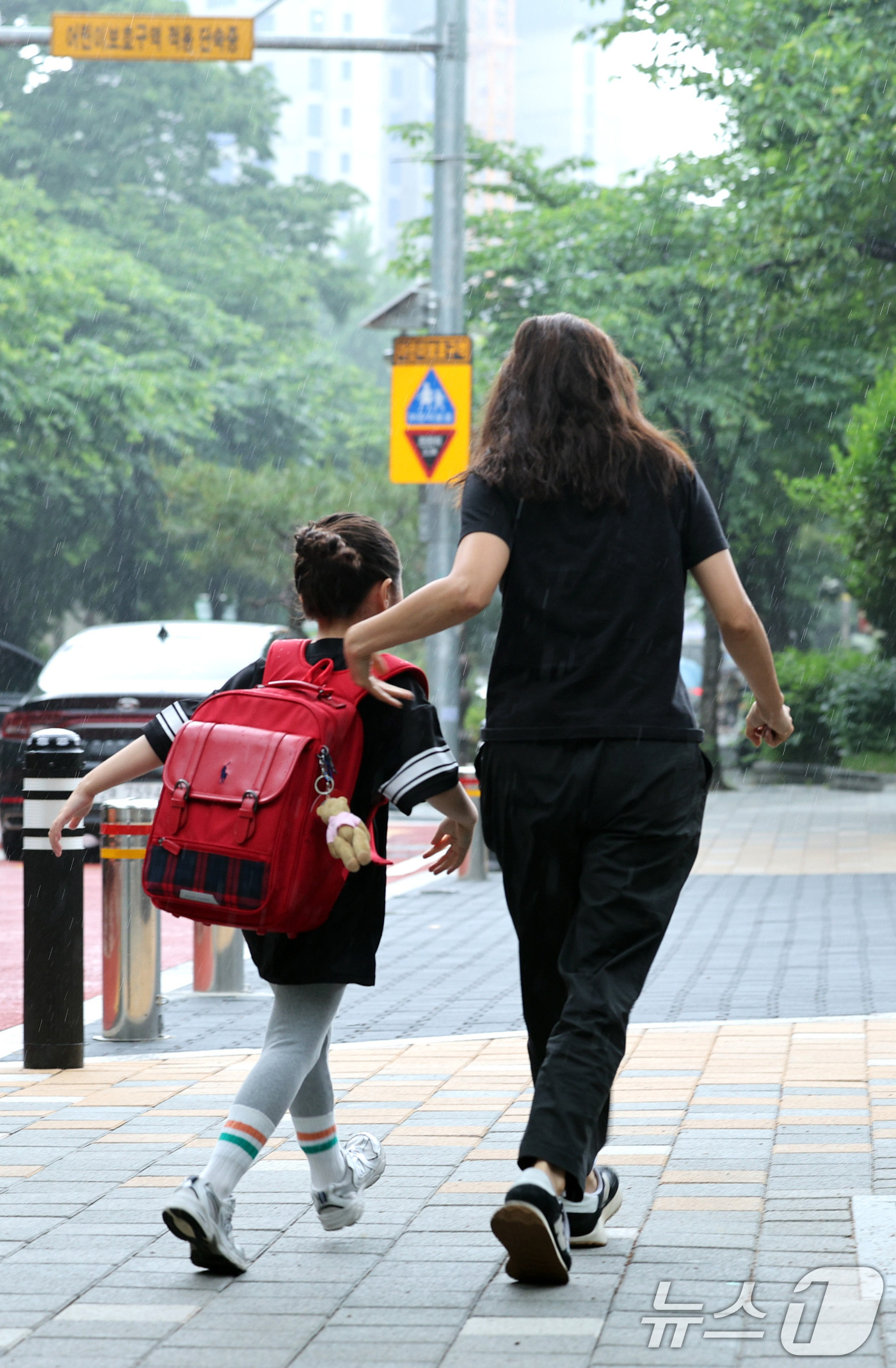 (서울=뉴스1) 신웅수 기자 = 16일 서울의 한 초등학교로 학생들이 등교하고 있다.서울 지역의 유·초·중·고·특수학교에 다니는 전체 학생 수가 81만 2207명으로 지난해보다 2 …