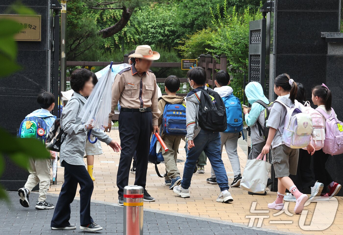 본문 이미지 - 서울의 한 초등학교로 학생들이 등교하고 있다. /뉴스1 ⓒ News1 신웅수 기자