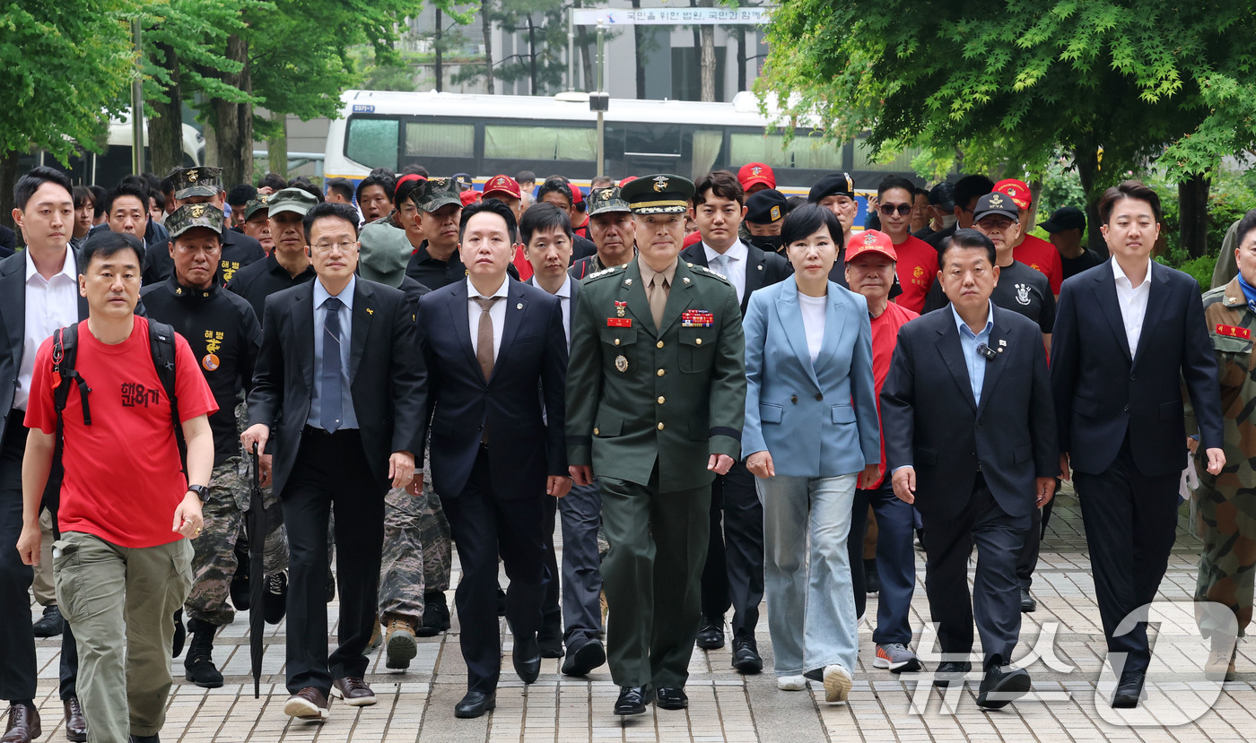(서울=뉴스1) 박세연 기자 = 해병대 '채 상병 순직 사건'과 관련해 항명 및 상관명예훼손 혐의로 기소된 박정훈 전 해병대 수사단장(대령)이 16일 서울 서초구 서울고등법원에서 …