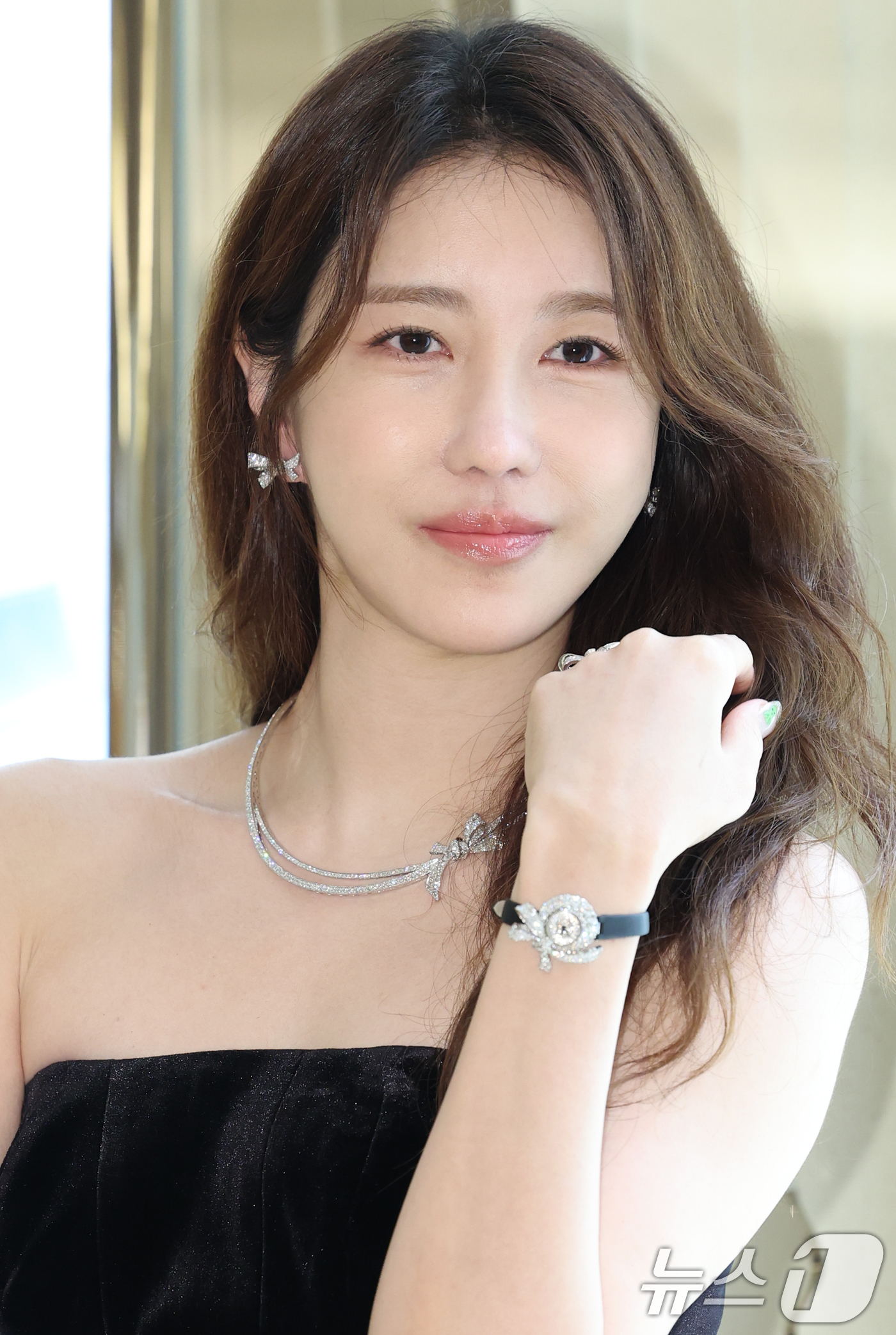 (서울=뉴스1) 권현진 기자 = 배우 이지아가 16일 오전 서울 압구정 갤러리아 백화점에서 여린 하이 주얼리 브랜드 그라프 리뉴얼 오픈 기념 행사에 참석해 포즈를 취하고 있다. 2 …