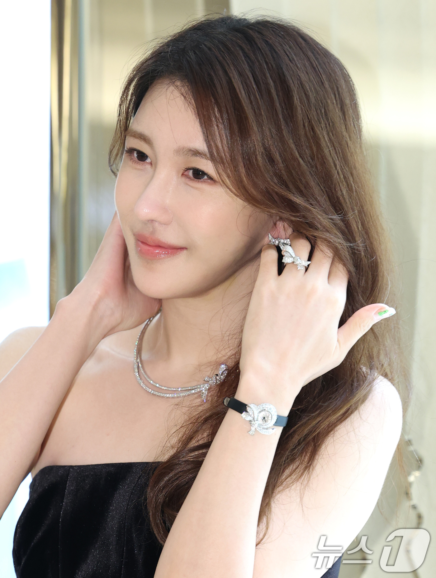 (서울=뉴스1) 권현진 기자 = 배우 이지아가 16일 오전 서울 압구정 갤러리아 백화점에서 여린 하이 주얼리 브랜드 그라프 리뉴얼 오픈 기념 행사에 참석해 포즈를 취하고 있다. 2 …