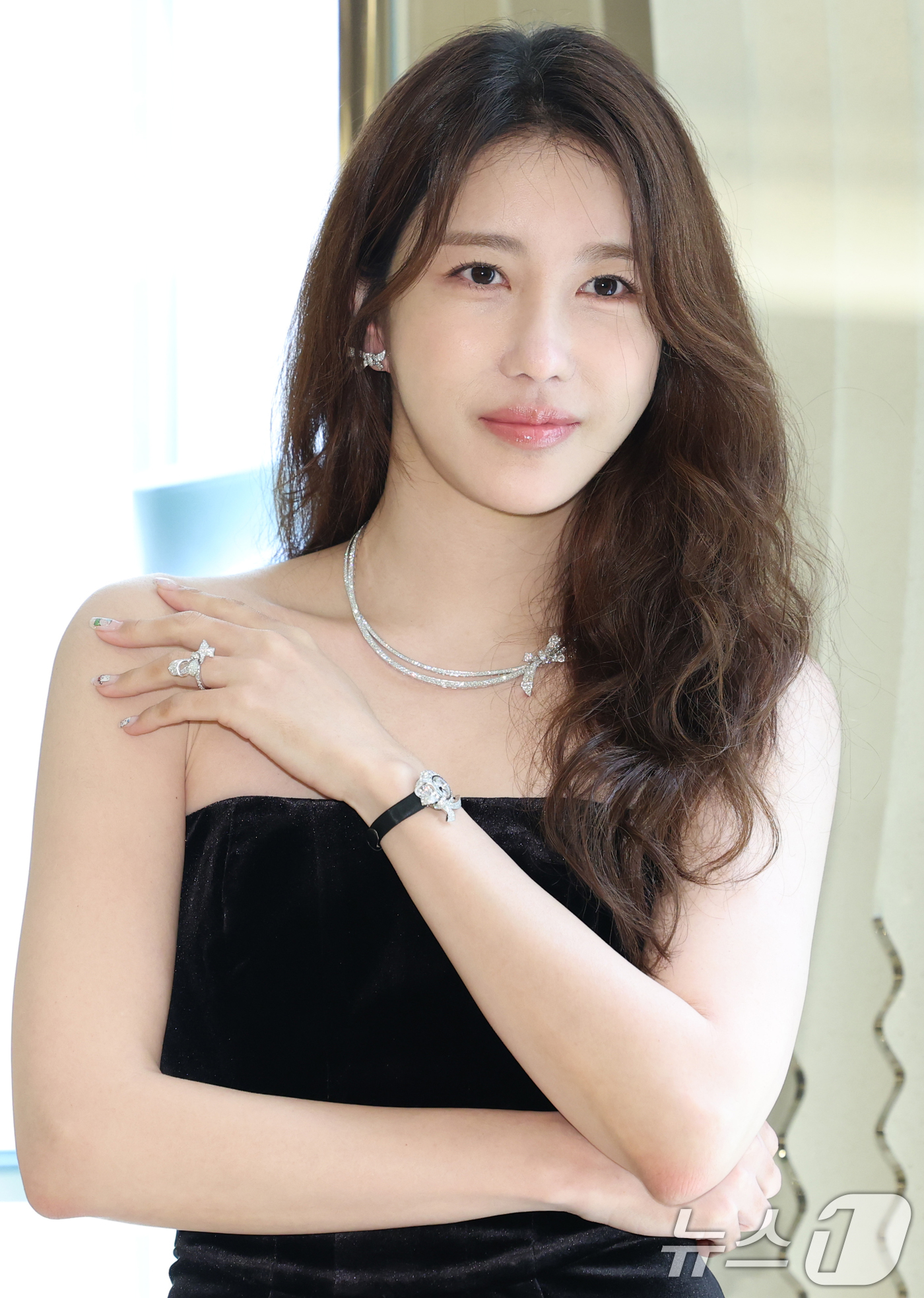 (서울=뉴스1) 권현진 기자 = 배우 이지아가 16일 오전 서울 압구정 갤러리아 백화점에서 여린 하이 주얼리 브랜드 그라프 리뉴얼 오픈 기념 행사에 참석해 포즈를 취하고 있다. 2 …